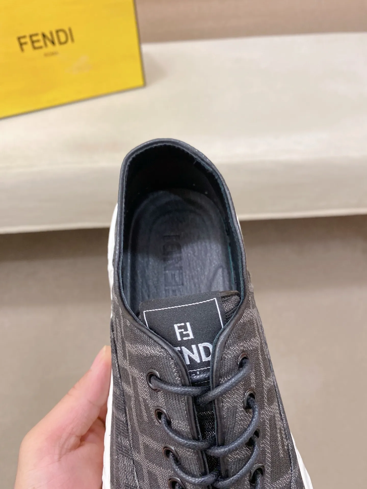 Men's shoes 💰 420💰 (FENDI) New high-top 👊🏻 upper 🇮🇹 imported cowhide fabric 🇩🇪 lining imported sheepskin lining. The original outsole is molded to highlight the identity of every man, and the upper foot is stable and stable🚶🏻🚶🏻The high-end custom counters reproduce the original version📯No matter the wind or rain, the shoe last remains unchanged and can withstand the verification of time🔍️,🔵 Size: 38-44 (45 is custom-made and cannot be returned or exchanged